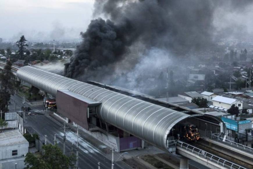 Enfurecidos manifestantes dejaron gigantescos daños en el Metro de Santiago durante las violentas protestas del fin de semana originadas por el aumento a las tarifas del transporte que obligaron al Gobierno de Sebastián Piñera a suspender el alza.
