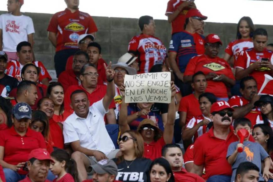 Muchos aficionados del Vida llegaron al estadio Excélsior para apoyar al equipo ante el Platense. Este hincha le mandó un mensaje a su madre con una pancarta.