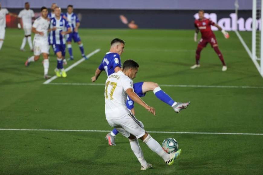 Lucas Vázquez, que fue reemplazo del sancionado Dani Carvajal, enviando un centro al área desde la banda derecha.