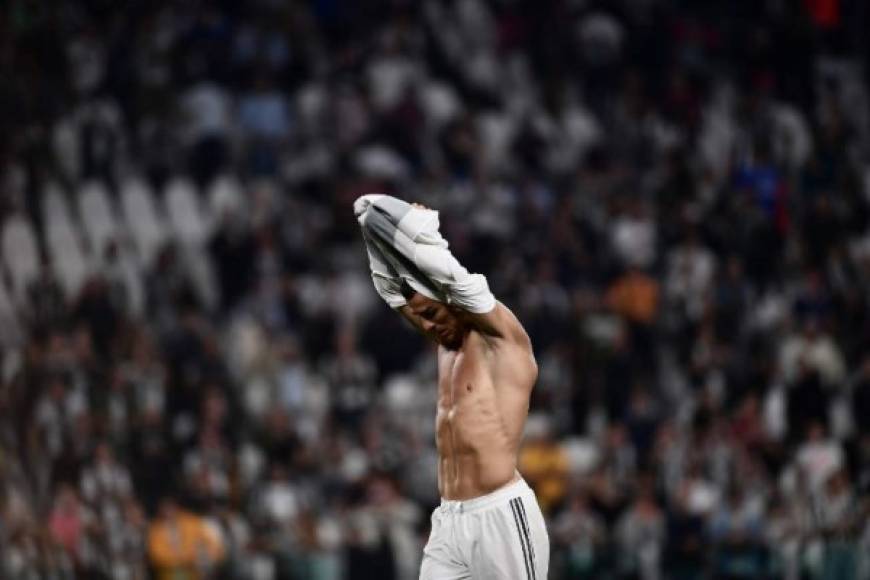 Al final del partido, Cristiano Ronaldo se sacó su respectiva camisa y agradeció el apoyo de la afición de la Juventus.