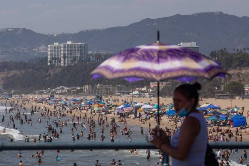 Sin embargo, pese al repunte de contagios, miles de personas abarrotaron las playas de California para disfrutar del feriado nacional.