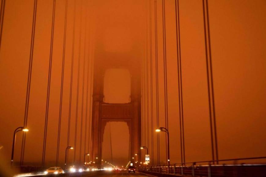 Cielos tan oscuros que parecía ser de noche y en algunas zonas, cenizas cayendo como nieve. El origen eran los grandes incendios forestales que llenaron el aire de humo y polvo.