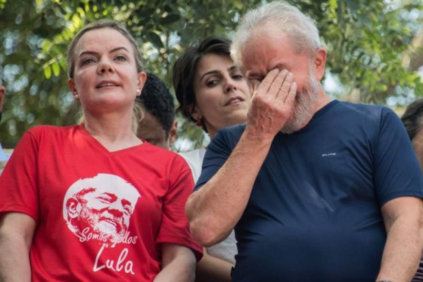 Tras la misa en memoria de su esposa, Lula se dirigió a sus simpatizantes, informándoles de su intención de entregarse a las autoridades.