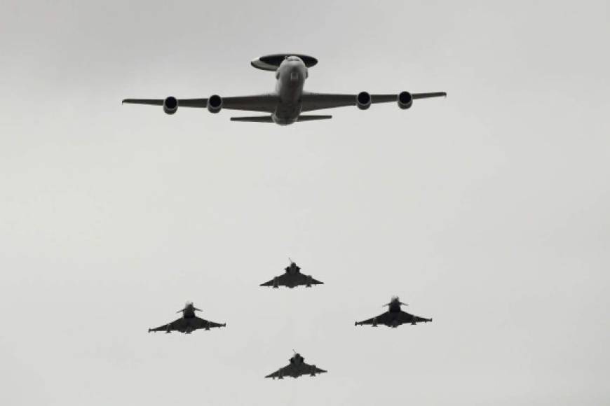 El desfile aéreo incluyó un avión de transporte A400M alemán y un C130 español. También participaron dos helicópteros Chinook británicos.