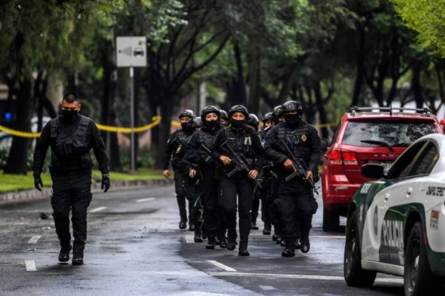 Rosa Gómez, hermana de la vendedora fallecida, reveló a Efe que otra de sus hermanas, que también viajaba en el vehículo dañado, está 'grave' pero que no sabe con certeza 'qué ha pasado' con el resto de ocupantes del coche. AFP