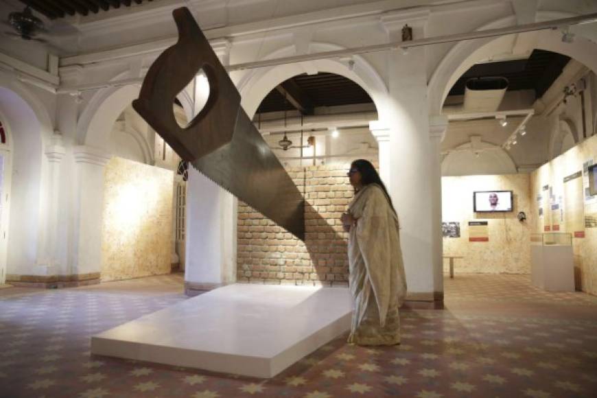 Una dama observa una instalación que simboliza la partición de India y Pakistán en el Museo de Amritsar.