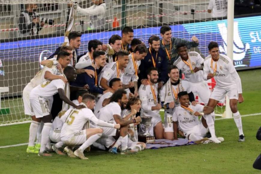 Los jugadores del Real Madrid celebrando con el trofeo de campeones de la Supercopa de España.