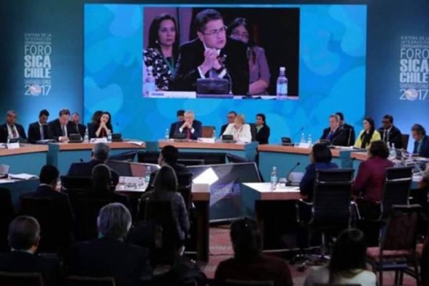 El presidente Juan Orlando Hernández participó este jueves de la Reunión de Jefes de Estado y de Gobierno del Sistema de la Integración Centroamericana (SICA) y Chile celebrada en Santiago de Chile. “El tema de seguridad para Centroamérica es un gran desafío”, dijo Hernández, quien llegó ayer a Santiago como parte de una gira que también lo llevará a Ecuador y Perú, donde se reunirá con los presidentes Lenín Moreno y Pedro Pablo Kuczynski, respectivamente.