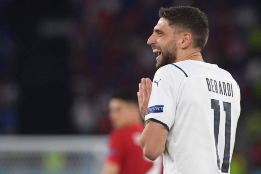 Domenico Berardi está siendo una de las grandes sensaciones de Italia en la Eurocopa. Todavía no ha marcado, pero ha repartido dos asistencias en los dos primeros partidos del torneo. Su buen hacer no ha pasado desapercibido y el Liverpool le sigue la pista, según el Daily Express. Cuenta con 26 años de edad, milita en el Sassuolo y ha anotado 17 goles en 30 partidos en la reciente temporada. Foto AFP.