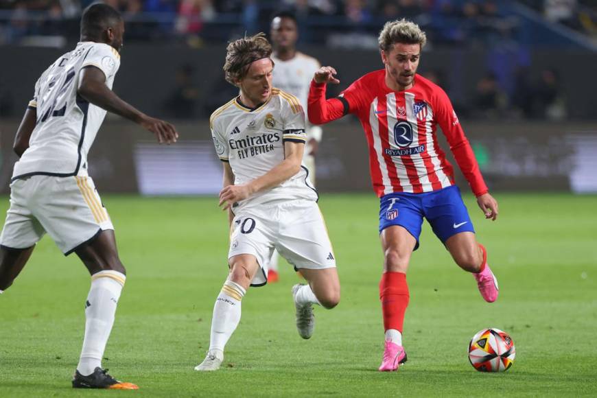 Antoine Griezmann se quitó de encima la marca de Luka Modric y Antonio Rüdiger para marcar un golazo que significó el 2-2 del Atlético.
