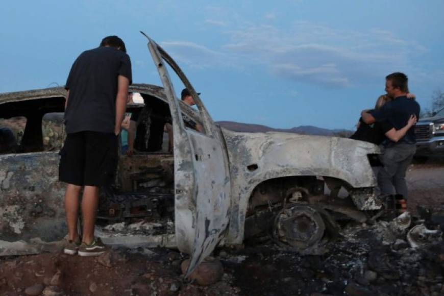 Alejandro LeBarón, abuelo de varios de los niños que murieron en el ataque, fue el primero en llegar a la escena apenas unos 15 minutos después de la masacre. El líder religioso grabó un video del auto incinerado donde se trasladaba María Rhonita Lebarón con sus cuatro hijos. Las escalofriantes imágenes muestran los huesos de la familia.