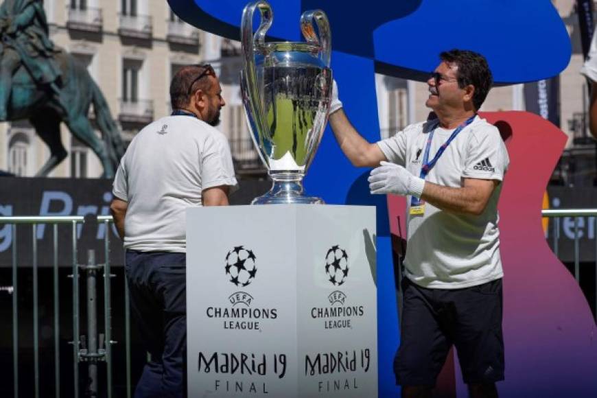 El trofeo de la Champions League fue mostrado por personal de la UEFA en la plaza Puerta del Sol de Madrid. Aquí se colocó un festival y una fan zone.