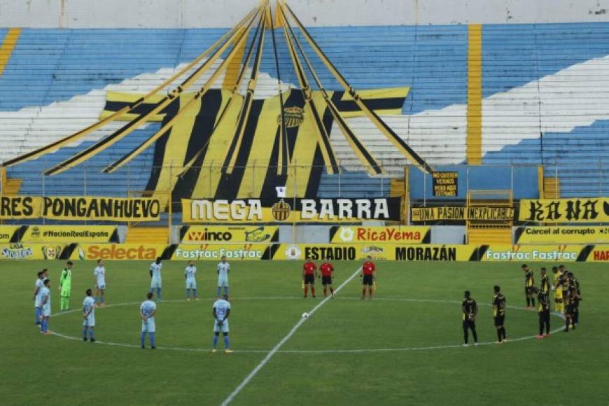 Los homenajes para Maradona también se dieron previo al juego Real España-Motagua con un minuto de silencio.