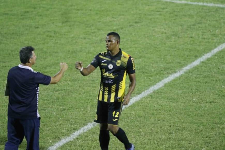 Mauro Reyes, entrenador del Honduras Progreso, saludando a Rony Martínez al final del primer tiempo.