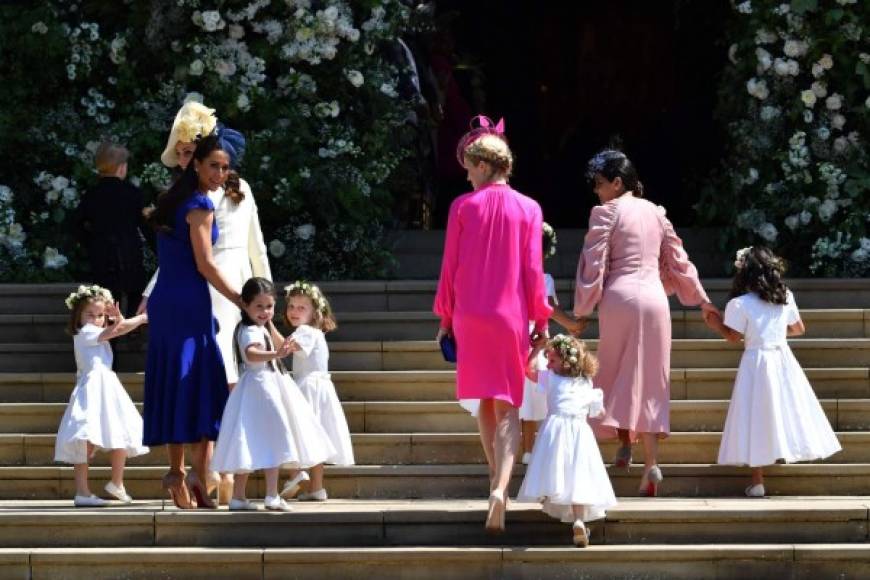 Jessica, que según medios británicos ayudó a Meghan con la elección de su ajuar nupcial y colaboró con los preparativos de la boda, llegó a la Capilla de San Jorge junto a la duquesa de Cambridge, Kate Middleton.