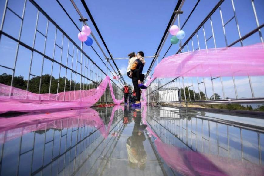 Millones de personas en todo el mundo celebran San Valentín para demostrar su amor, sin importar las fronteras. En China, esta pareja participa en un concurso de besos sobre un puente de vidrio.