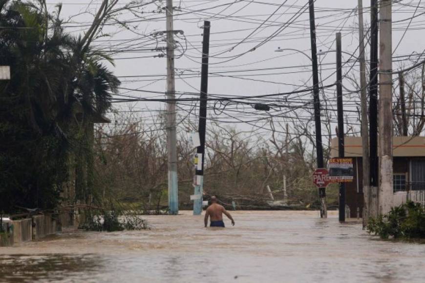 Rosselló pidió a sus ciudadanos que no se dejen engañar porque el ojo de María ya haya pasado. 'El peligro continúa. Hay aviso de inundaciones para todo Puerto Rico. Permanezcan en lugares seguros', escribió en Twitter.