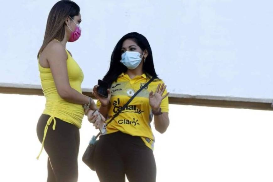 Sirey Morán estuvo apoyando al Real España en el clásico ante Marathón acompañada por otra bella aficionada aurinegra.