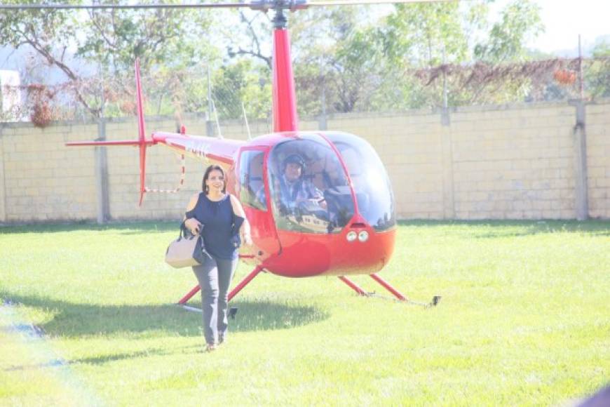 Una invitada llegó en un helicóptero.