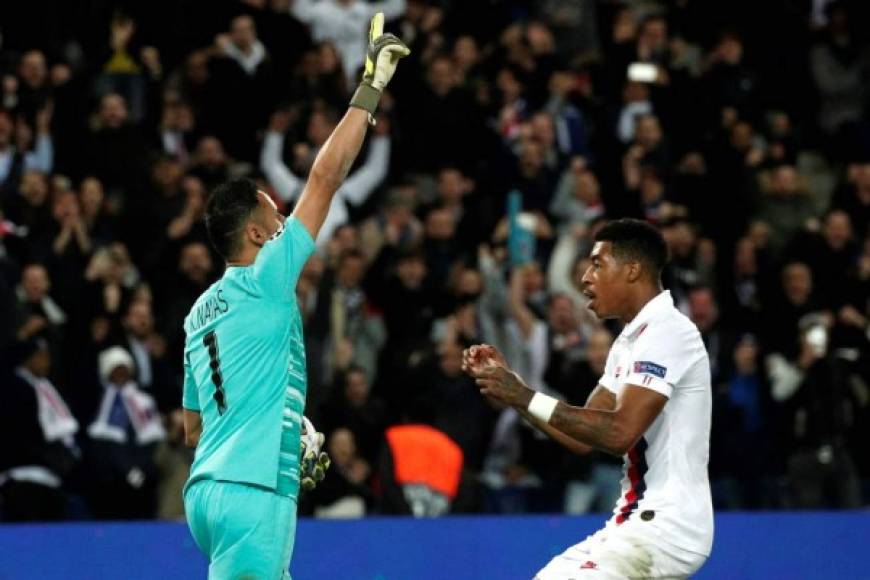 Keylor Navas celebrando el penal que detuvo con su compañero Presnel Kimpembe.