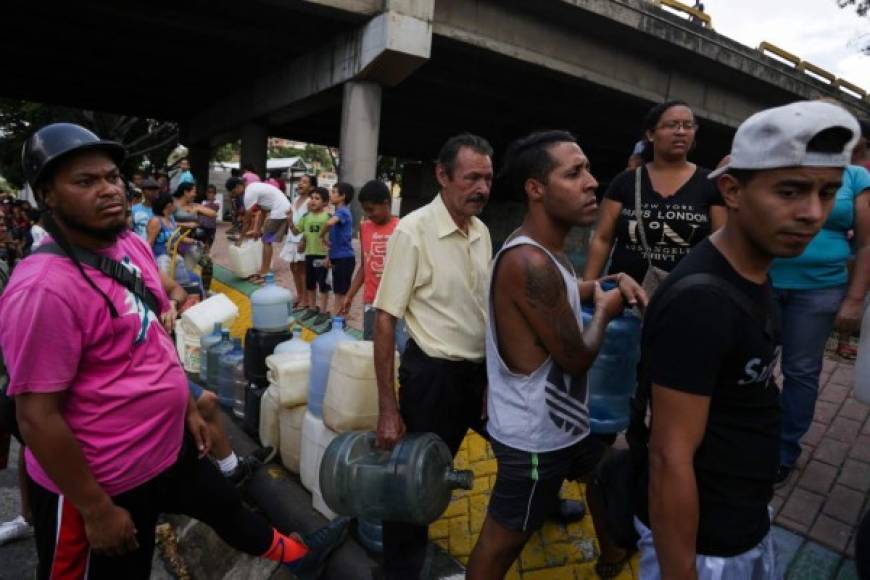 '¡Que nos manden los marines de una vez!', dice cansado del suplicio de los venezolanos, Vicente Fernández, refiriéndose a una posible intervención militar estadounidense para sacar del poder al presidente Nicolás Maduro.