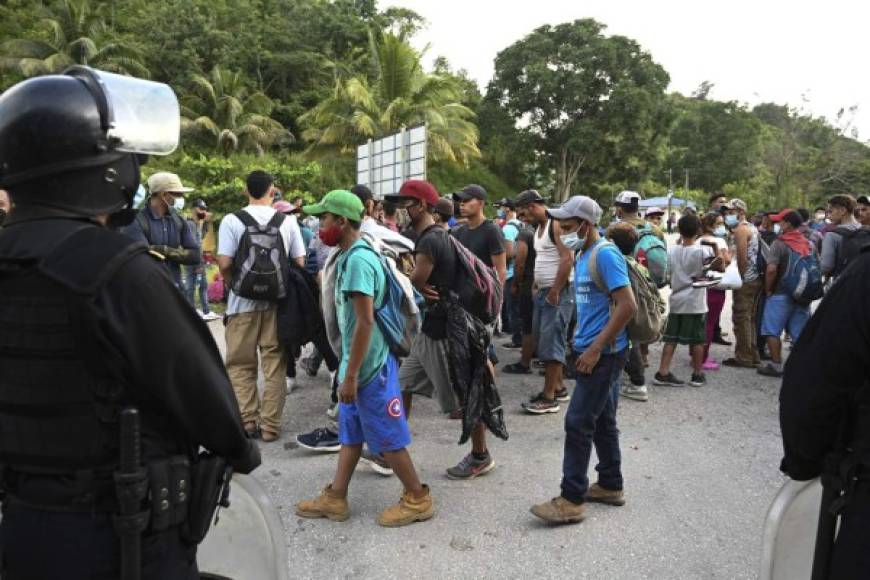 Asimismo, afirmó que los detenidos serán entregados a las autoridades hondureñas en la frontera de Corinto, una zona con plantaciones de banano y palma africana.<br/>