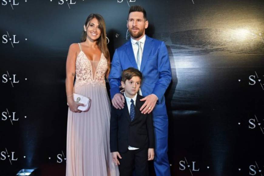 Lionel Messi junto a Antonella Roccuzzo no podían faltar ya que son grandes amigos de Luis Suárez y Sofía Balbi. La chica del astro argentino deslumbró en la ceremonia.