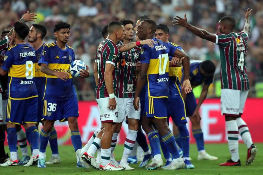 En los últimos minutos del tiempo extra, se armó una bronca entre jugadores de Boca Juniors y Fluminense.