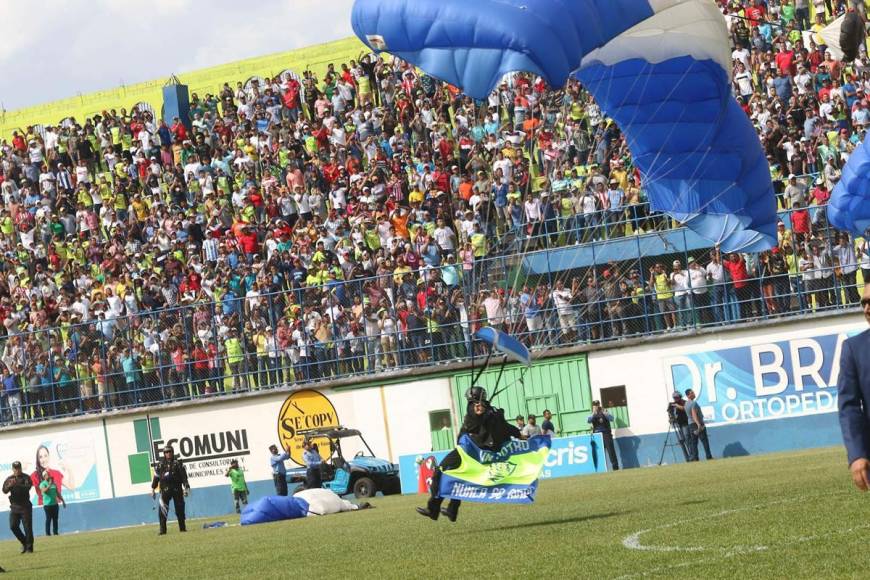 El show que montó un paracaidista con su entrada por los aires al estadio Juan Ramón Brevé Vargas.