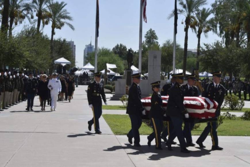 El féretro, envuelto en una bandera estadounidense, fue escoltado por el Equipo de Honores Funerarios Militares de la Guardia Nacional de Arizona.