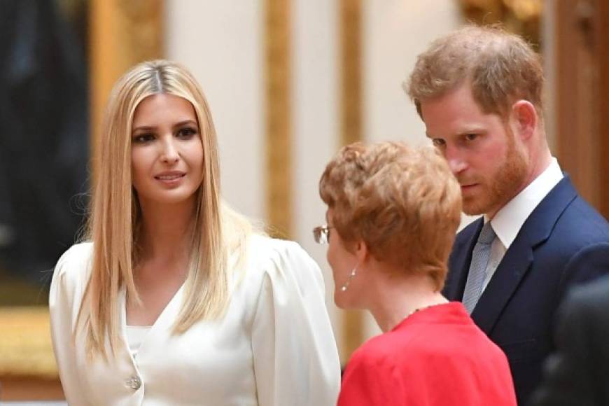 El menor de los hijos del príncipe Carlos mostró a Ivanka y su esposo, Jared Kushner, la colección de arte de la reina Isabel II en el palacio.