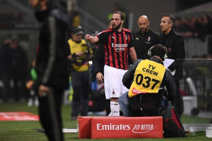 Higuaín se fue llorando y reclamando por su expulsión. Foto AFP