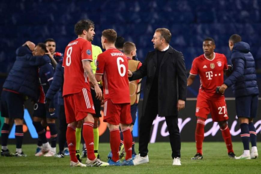 El entrenador Hans-Dieter Flick fue a saludar a cada uno de sus jugadores tras la eliminación.
