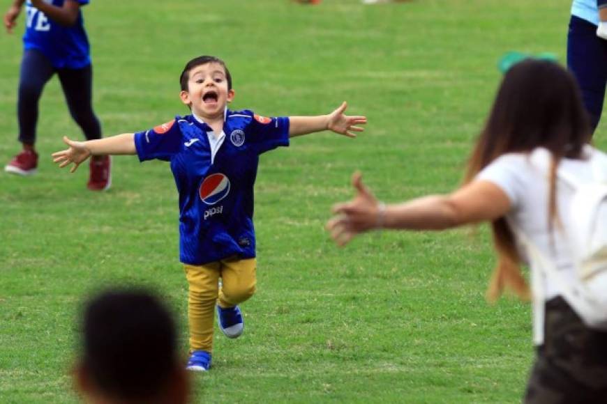 Un niño con la camiseta del Motagua corre el campo del Nacional antes del inicio del partido ante Juticalpa.