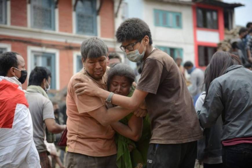 Pobladores de Nepal impactados ante lo ocurrido. Foto AFP.