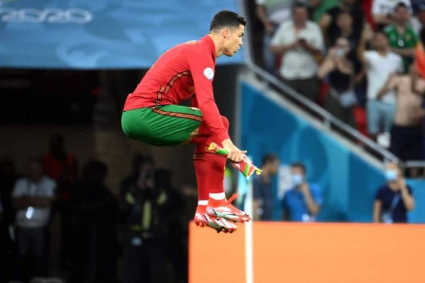 Cristiano Ronaldo dando su tradicional salto al salir al campo para disputar el partido.