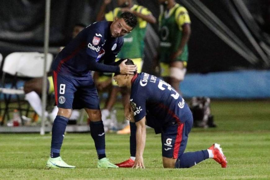 Walter López felicitando a Kevin López tras su segundo gol y empate (2-2) contra Universitario.