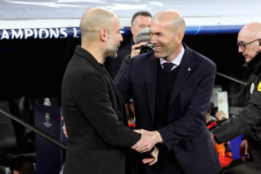 Zinedine Zidane y Pep Guardiola se saludan muy cariñosamente antes del inicio del partido.