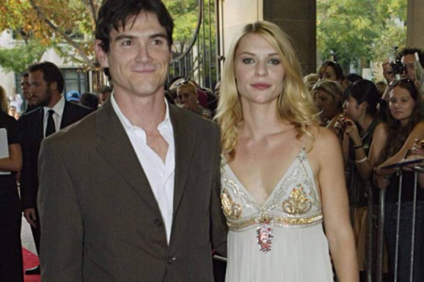 Billy Crudup engañó a su novia embarazada Mary Louise Parker con Claire Danes. Dejó a Parker cuando tenía siete meses de embarazo.