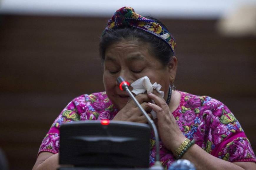 Rigoberta Menchú no pudo contener las lágrimas al contar su recuerdo de los hechos.