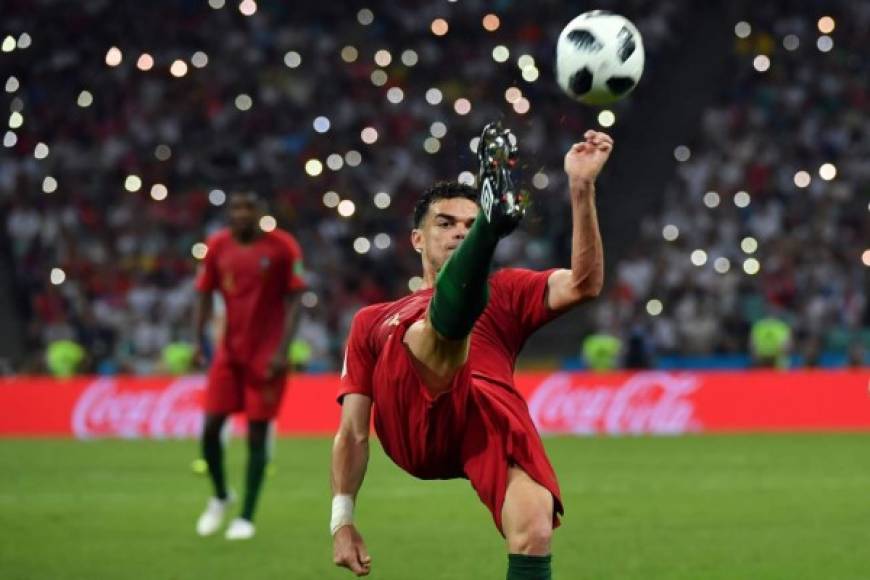 El defensa portugués Pepe despeja de chilena un balón en el área de su equipo. Foto AFP