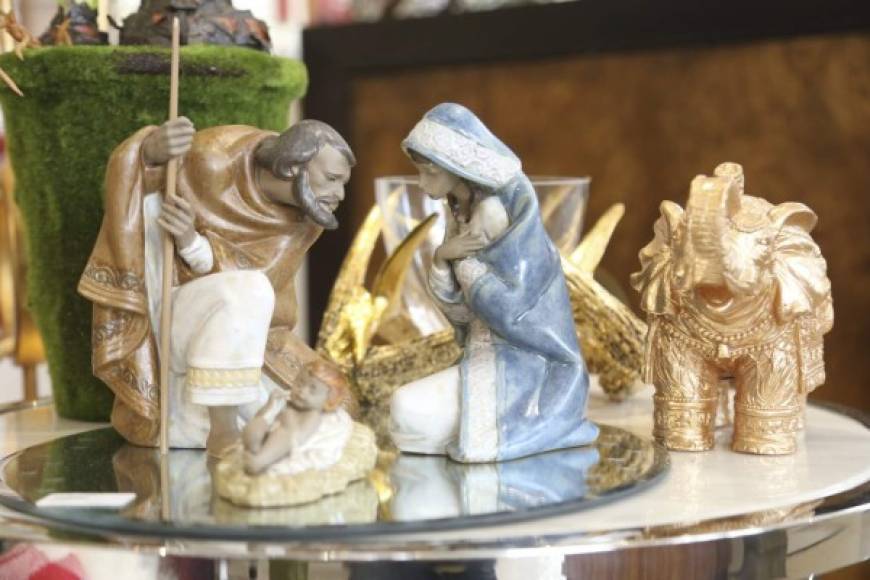 Los nacimientos en delicado Lladró son un excelente regalo para la madre que siempre tiene presente el espíritu de Navidad en su corazón. <br/>