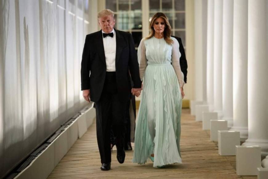 Melania Trump eligió un vestido largo en tonos pasteles del diseñador francés J. Mendel para la velada. La prenda está valorada en 5,000 dólares.