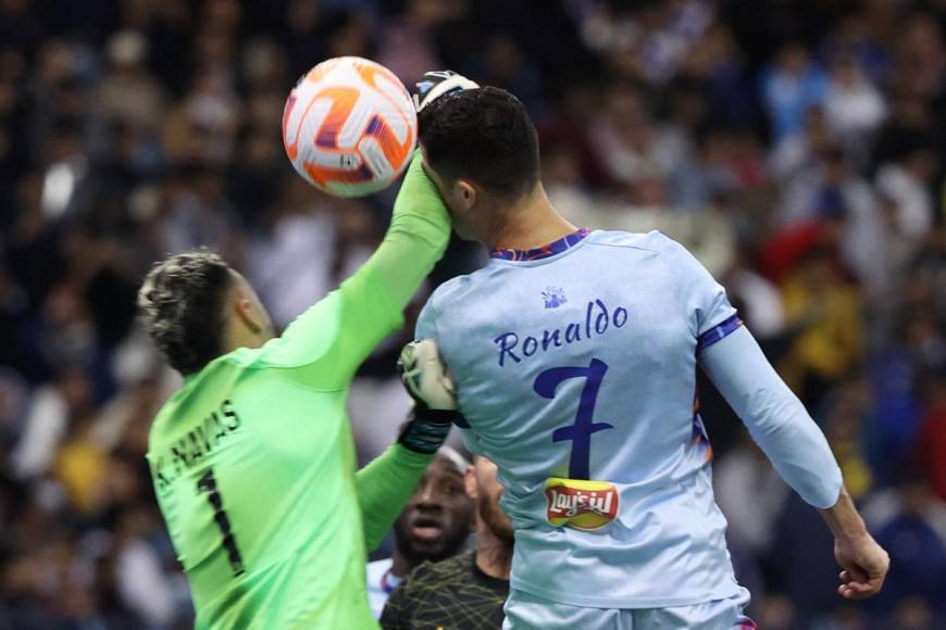 El portero tico Keylor Navas, que fue compañero de Cristiano Ronaldo en el Real Madrid, impactó un puñetazo al rostro de Cristiano Ronaldo.