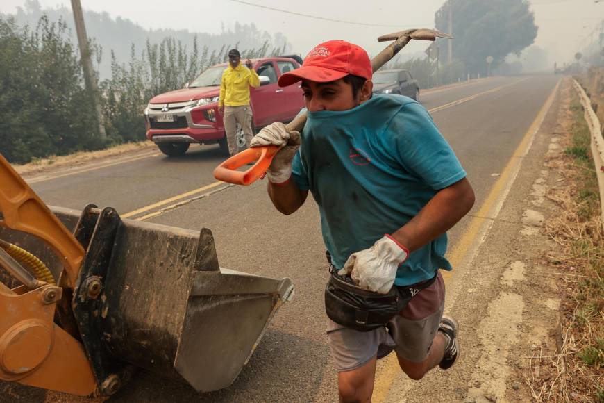 Al menos 22 personas murieron en <b>Chile</b> en decenas de incendios forestales en la zona centro sur del país, azotada por una intensa ola de calor, según un nuevo informe presentado el sábado por las autoridades.