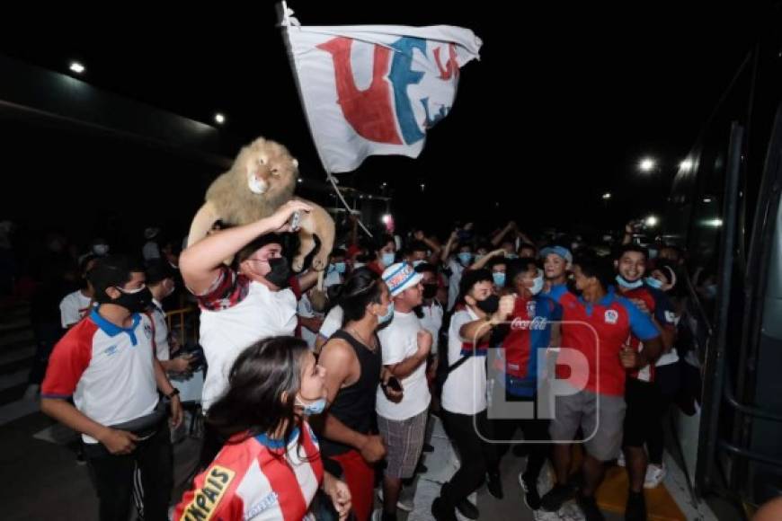 Gran ambiente armaron los hinchas del Olimpia en el aeropuerto de San Pedro Sula.