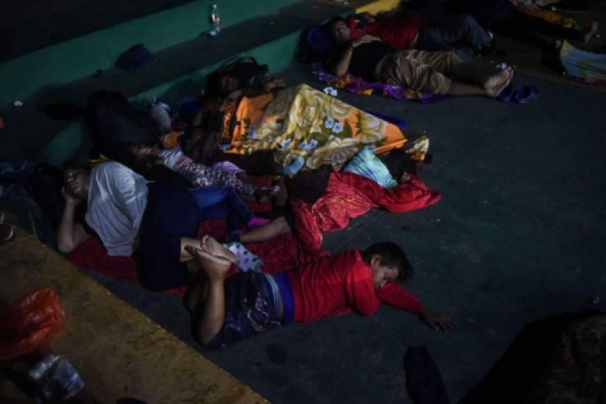 Miles de migrantes de la caravana prosiguen su dura travesía por el sureste de México a pie o a bordo de vehículos, mientras que casi 3,000 esperan en la frontera la visa humanitaria que empezó a otorgar, a cuentagotas, el Gobierno de Andrés Manuel López Obrador.