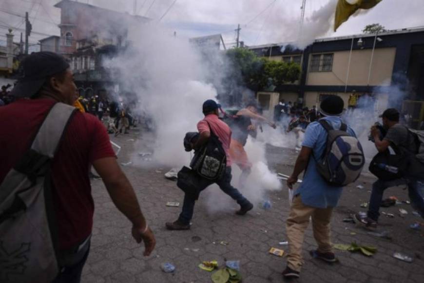 Decenas de migrantes y policías resultaron heridos durante el enfrentamiento.