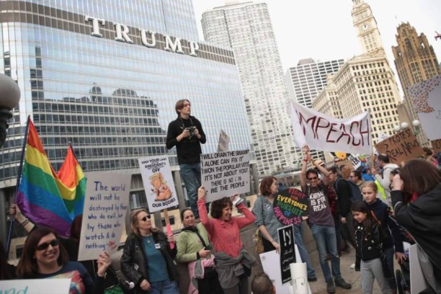 La manifestación de Nueva York fue convocada frente al hotel que lleva el nombre de Trump, en la plaza Columbus Circle, y se extendió por nueve cuadras a lo largo de Central Park.