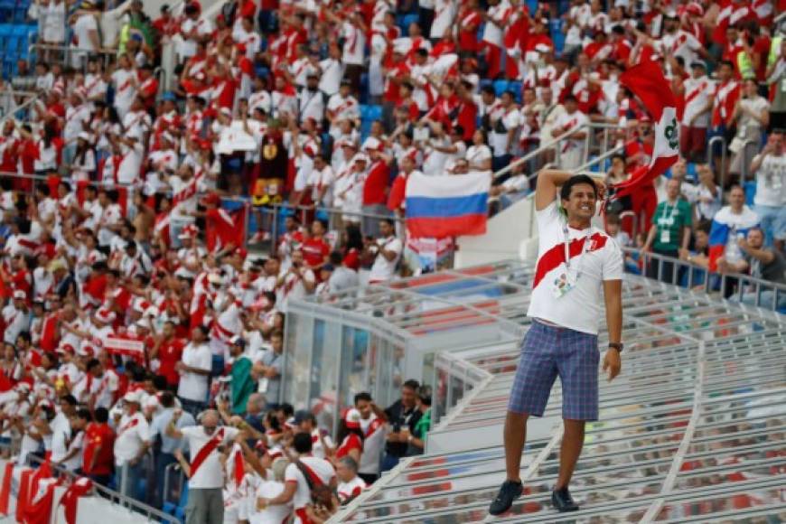 Este aficionado peruano celebrando la victoria de su selección ante Australia. Al fondo, muchos incas festejando. Foto AFP